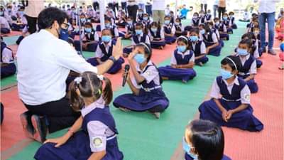 आदित्य ठाकरे मांडी घालून बसले, विद्यार्थिनीला टाळी देत संवाद, बाळासाहेबांच्या नातवाचा हटके अंदाज काँग्रेस नेत्याला भावला