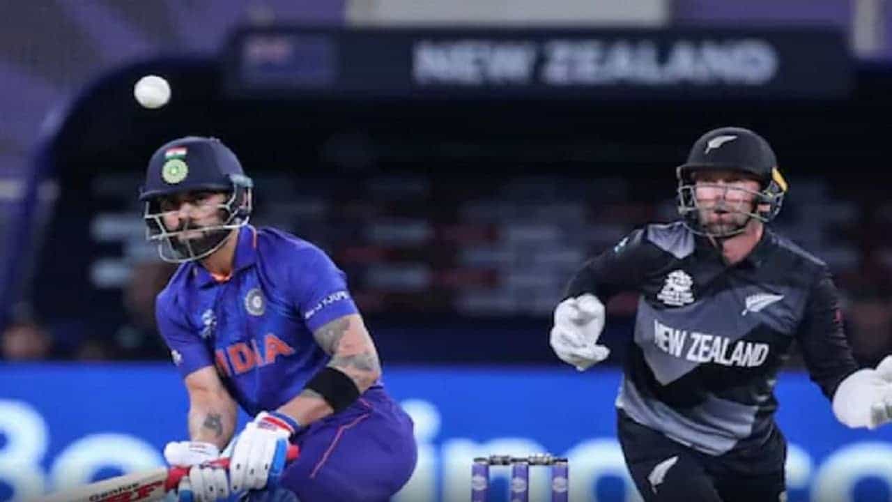 T20 World Cup 2021 मध्ये भारताचं खराब प्रदर्शन पाहून सर्वचजण हैराण आहेत. आधी पाकिस्तान आणि आता न्यूझीलंडकडून मात मिळाल्यामुळे भारताचं पुढील फेरीत पोहचणं जवळपास अशक्य झालं आहे.