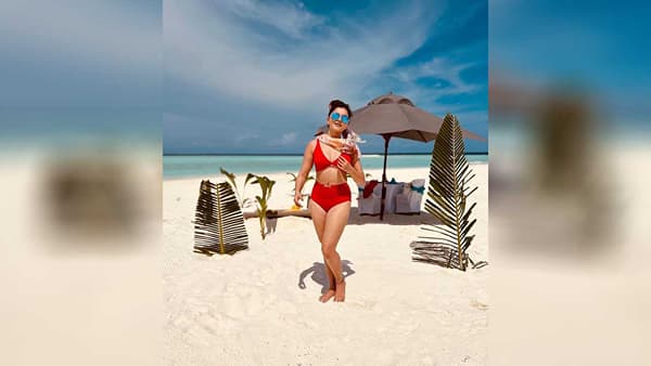 ‘बिग बॉस 14’ची विजेती अभिनेत्री रुबिना दिलैक (Rubina Dilaik) सध्या मालदीवमध्ये पती अभिनव शुक्लासोबत (Abhinav Shukla) सुट्टीचा आनंद लुटत आहे. मालदीव ट्रीपवरून रुबिना तिचे सुंदर आणि ग्लॅमरस फोटो सोशल मीडियावर शेअर करत असते. रुबिनाने आता तिचे फोटो लाल बिकिनीमध्ये पोस्ट केले आहेत.