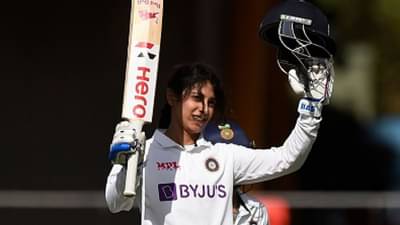 IND W vs AUS W : चौकारांची बरसात करत स्मृती मानधनाने फटकावलं पहिलं कसोटी शतक, विराट कोहलीशी बरोबरी