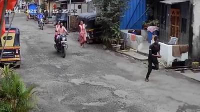 VIDEO : भर दिवसा महिलेच्या गळ्यातील मंगळसूत्र हिसकावत पळ, सीसीटीव्हीत घटना जशीच्या तशी