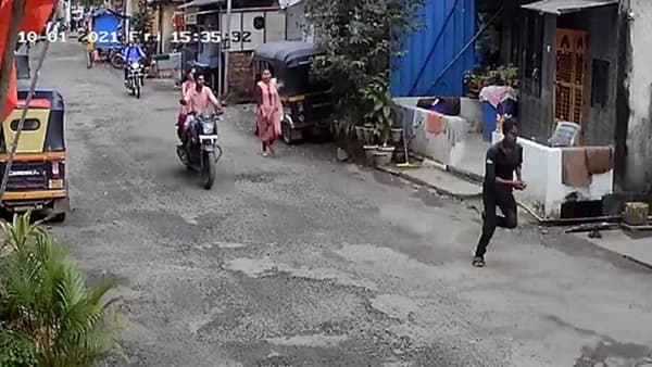 VIDEO : भर दिवसा महिलेच्या गळ्यातील मंगळसूत्र हिसकावत पळ, सीसीटीव्हीत घटना जशीच्या तशी