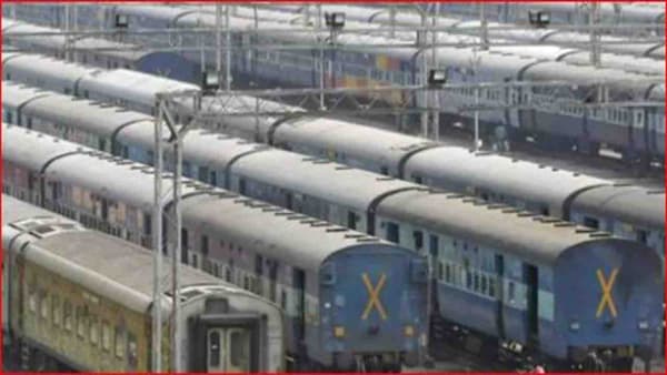 गेल्यावर्षी कोरोनाकाळात भारतीय रेल्वेने भंगारात काढलेल्या वस्तुंची विक्री करुन मोठे उत्पन्न मिळवले होते. नव्या वर्षातही रेल्वेने भंगाराच्या विक्रीतून घसघशीत उत्पन्न मिळवले आहे.