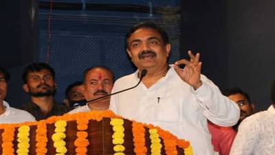 अधिकारी मंत्र्यांच्या मागं फिरणारा नसावा, जिल्ह्याचं नाव करणारा असावा, जयंत पाटलांची फटकेबाजी