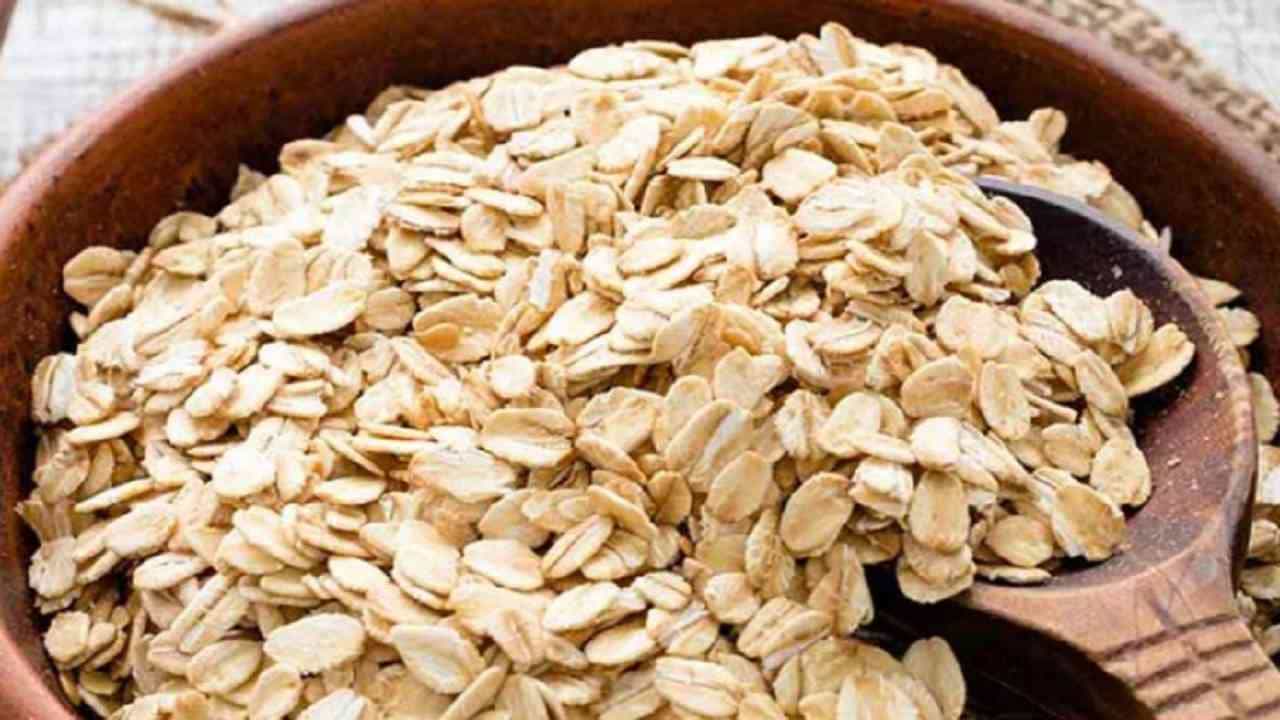 लंच किंवा डिनरसाठी ओट्स हा एक चांगला पर्याय आहे. हे सुपरफूड शरीरातील कोलेस्ट्रॉलची पातळी नियंत्रित करण्यासाठी देखील खूप चांगले आहे. एक वाटी ओट्समध्ये फायबर योग्य प्रमाणात असते, जे खराब कोलेस्ट्रॉल कमी करते.