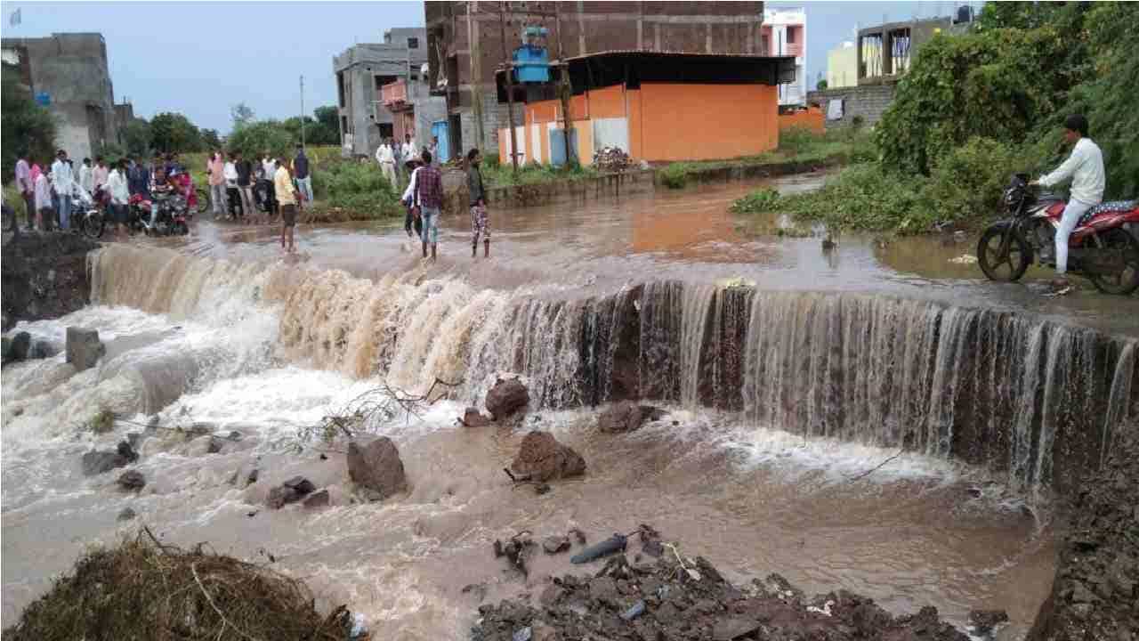आंबेडकर नगर ते पिसादेवी पुलावर मुसधार पडलेल्या पावसामुळे पाणी आले आहे. तरीही नागरिक जीव धोक्यात घालून प्रवास करत आहेत. पिसादेवी - आंबेडकर चौक तसेच पिसादेवी- गोपाळपूर मार्गे नारेगाव- सिटी हे दोन्ही रस्ते पूरस्थिती उद्भवल्यामुळे बंद पडल्याचे चित्र आहे.