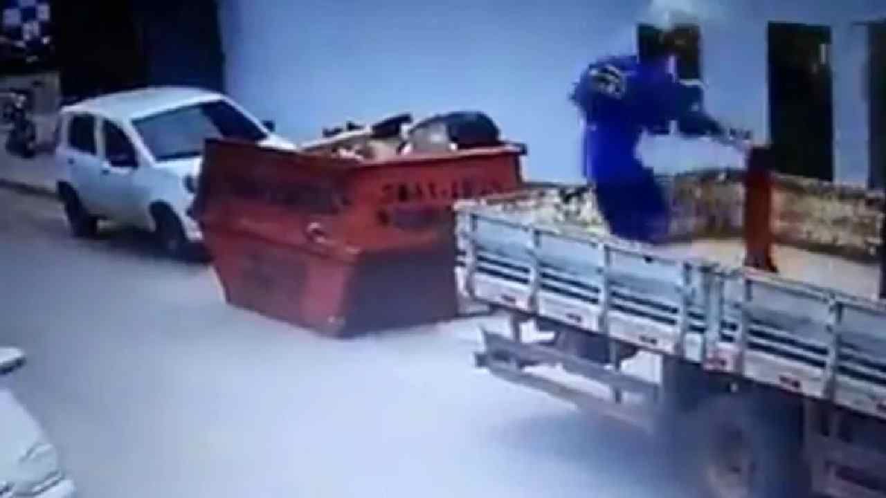 Video: ट्रकचालकाचा तोल गेला, कार चालकाने वाचवलं, नेटकऱ्यांकडून कार चालकाचं कौतुक