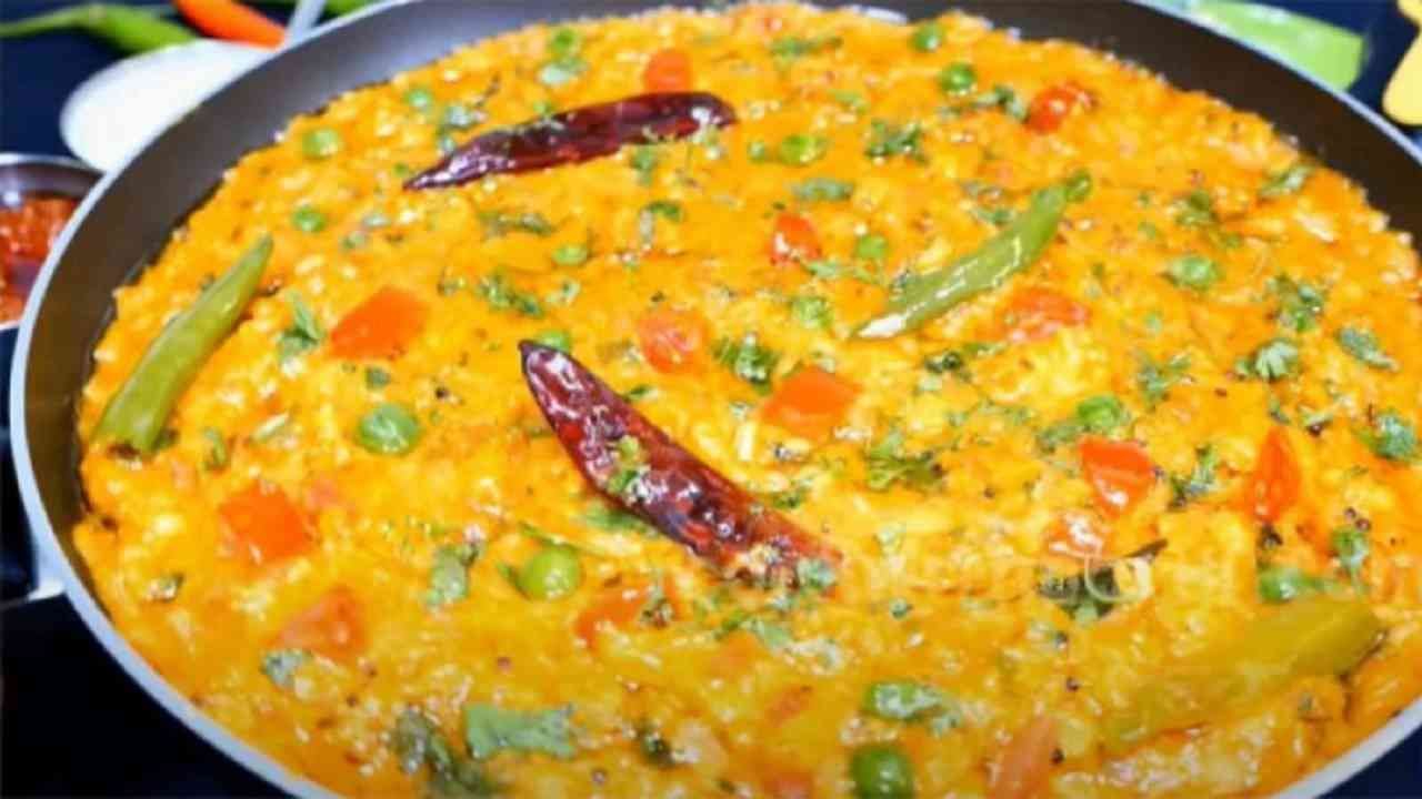 Masala Khichdi :'या' सोप्या पद्धतीने स्वादिष्ट आणि हेल्दी मसाला खिचडी तयार करा, पाहा रेसिपी!