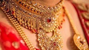 हेच का नक्षत्रांचं देणं, सोनं पुन्हा स्वस्त होणं; जाणून घ्या नाशिक सराफातले भाव!