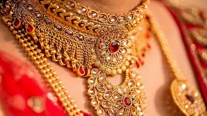 हेच का नक्षत्रांचं देणं, सोनं पुन्हा स्वस्त होणं; जाणून घ्या नाशिक सराफातले भाव!