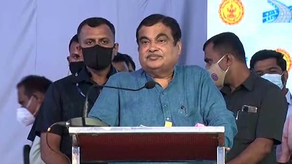 नाशिक-मुंबई दोन तासांत; गडकरी म्हणतात टेप करून ठेवा, एकही आश्वासन खोटं होणार नाही, पाडला घोषणांचा पाऊस