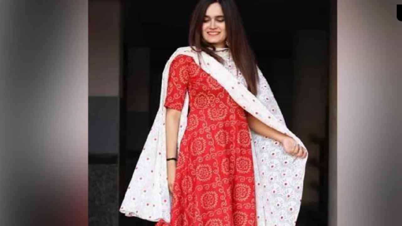 सूट बनवण्यासाठी पाच किंवा साडेपाच मीटर कापड लागते. साडी 6 मीटरची असते. अशा स्थितीत तुम्ही बांधणी साडीचा सूट बनवू शकता. या सूटवर तुम्ही वेगळ्या प्रकारचा दुपट्टाही कॅरी करू शकता.