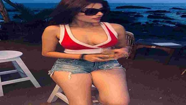 अदिती हुंडिया 2017 साली फेमिना मिस इंडिया फायनलिस्ट राहिली आहे आणि 2018 मध्ये मिस सुपरनेशनल इंडिया अवॉर्ड जिंकली आहे. आतापर्यंत ईशान आणि अदितीने त्यांच्या नात्याची अधिकृत पुष्टी केली नाही.