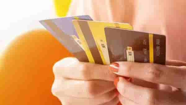 एकापेक्षा जास्त क्रेडिट कार्ड वापरावीत का, जाणून घ्या फायदे आणि तोटे