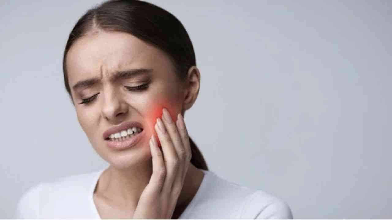 Oral Health : निरोगी राहण्यासाठी तोंडाचे आरोग्य का महत्त्वाचे आहे? जाणून घ्या याबद्दल आधिक!