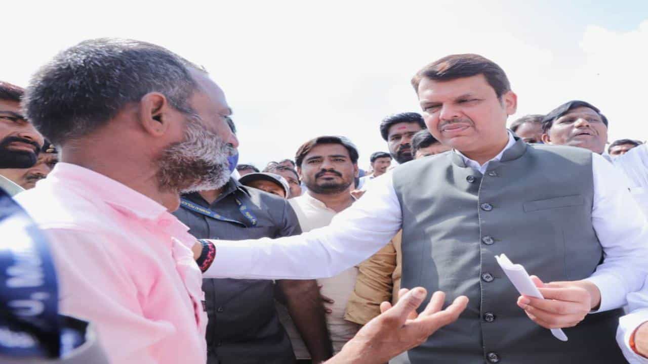 अतिवृष्टीमुळे संपूर्ण मराठवाड्यातील शेतकरी उद्ध्वस्त झाला आहे. सोयाबीन, कापूस, तूर, मूग, उडीद, ऊस आदी पिकांसह फळबागांचं प्रचंड नुकसान झालं आहे. अशावेळी शेतकरी सरकारी मदतीकडे आस लावून बसला आहे.