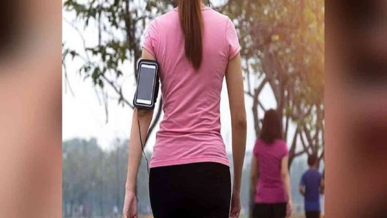 Health Tips : मॉर्निंग वॉक दरम्यान मोबाईल वापरणे हानिकारक, वाचा याबद्दल सविस्तर! Health Tips : मॉर्निंग वॉक दरम्यान मोबाईल वापरणे हानिकारक, वाचा याबद्दल सविस्तर!