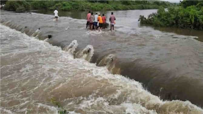 औरंगाबाद शहराला जोडणारा अंजना नदीवरील पूल खचला, पुरामुळे नागरिकांचे हाल