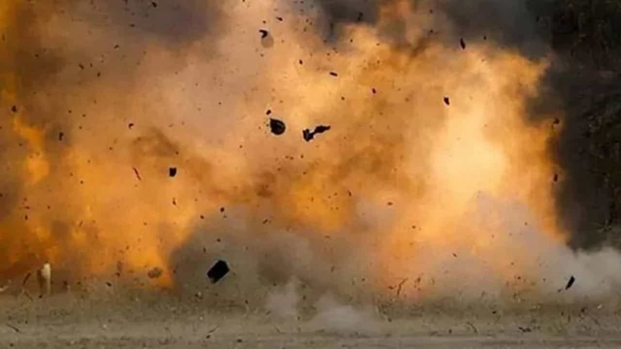 Kabul Blast : अफगाणिस्तानच्या काबुलमध्ये मशिदीसमोर बॉम्बस्फोट आणि गोळीबार, अनेकांचा मृत्यू