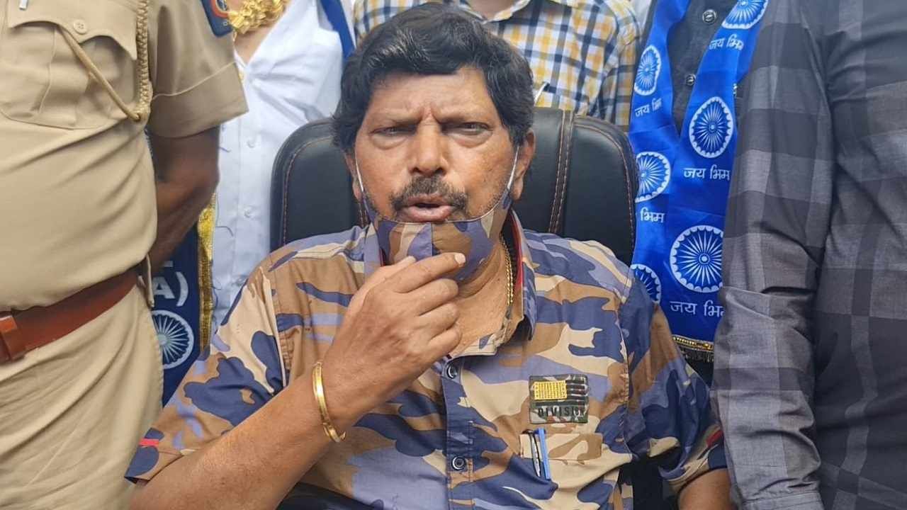 डोंबिवली बलात्कार प्रकरणातील पीडितेच्या कुटुंबियांच्या जीवाला धोका, त्यांचं सुरक्षितस्थळी पुनर्वसन करा : रामदास आठवले डोंबिवली बलात्कार प्रकरणातील पीडितेच्या कुटुंबियांच्या जीवाला धोका, त्यांचं सुरक्षितस्थळी पुनर्वसन करा : रामदास आठवले