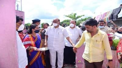 शरद पवार आमदार निलेश लंकेंच्या घरी, लंके कुटुंब भारावलं; आमदार महोदयांच्या भावना काय?