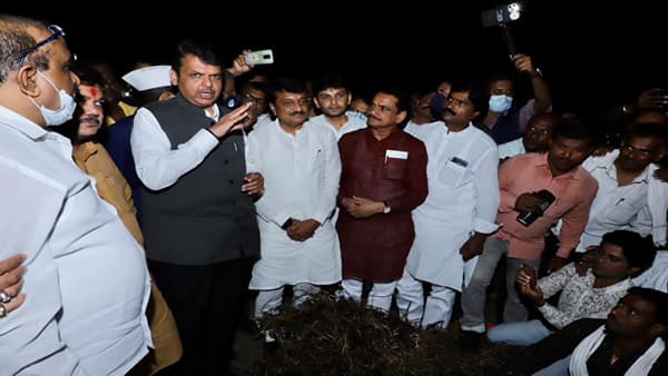 आमच्या काळात जे विमा कंपन्यांचे ऑफिस फोडत होते ते आता सत्तेत, फडणवीसांची ठाकरेंवर टीका