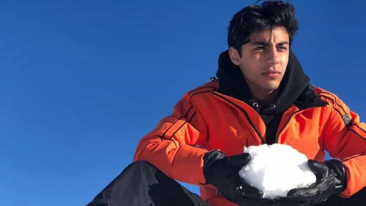 बॉलिवूडचा बादशाह शाहरुख खान याचा मोठा मुलगा आर्यन खान हा सध्या ड्रग्ज प्रकरणी एनसीबीच्या ताब्यात आहे. भर समुद्रात क्रुझमध्ये सुरु असलेल्या पार्टीत ड्रग्स बाळगलं आणि सेवन केल्या प्रकरणी एनसीबीने त्याला अटक केली आहे. एनसीबीने आर्यन याच्यासह आणखी सात जणांना ताब्यात घेतलं आहे. यापैकी आर्यन खान, त्याचा मित्र अरबाज मर्चंट आणि मुनमुन धमेचा यांना एनसीबीने आज दुपारी अटक केली. त्यानंतर त्यांना वैद्यकीय चाचणीसाठी जे जे रुग्णालयात नेण्यात आलं. त्यानंतर त्यांना मुंबईच्या किला न्यायालयात हजर करण्यात आलं. तिथे त्या तिघांना एक दिवसाची कोठडी सुनावण्यात आली. या प्रकरणात नेमक्या काय-काय घडामोडी घडल्या याच विषयाची माहिती आम्ही तुम्हाला देणार आहोत.