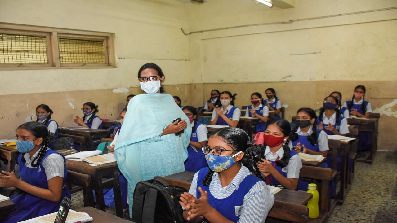 महाराष्ट्राच्या ग्रामीण भागासह शहरांतल्या शाळाही सुरु झाल्या आहेत. तब्बल दीड वर्षानंतर शाळा सुरु झाल्यात. राज्याच्या शिक्षणमंत्री वर्षा गायकवाड यांनी सायन येथील डी. एस. स्कुल या शाळेला आज सकाळी भेट दिली. #BackToSchool अंतर्गत शाळेत हजेरी लावलेल्या विद्यार्थ्यांशी त्यांनी गप्पा मारल्या.
