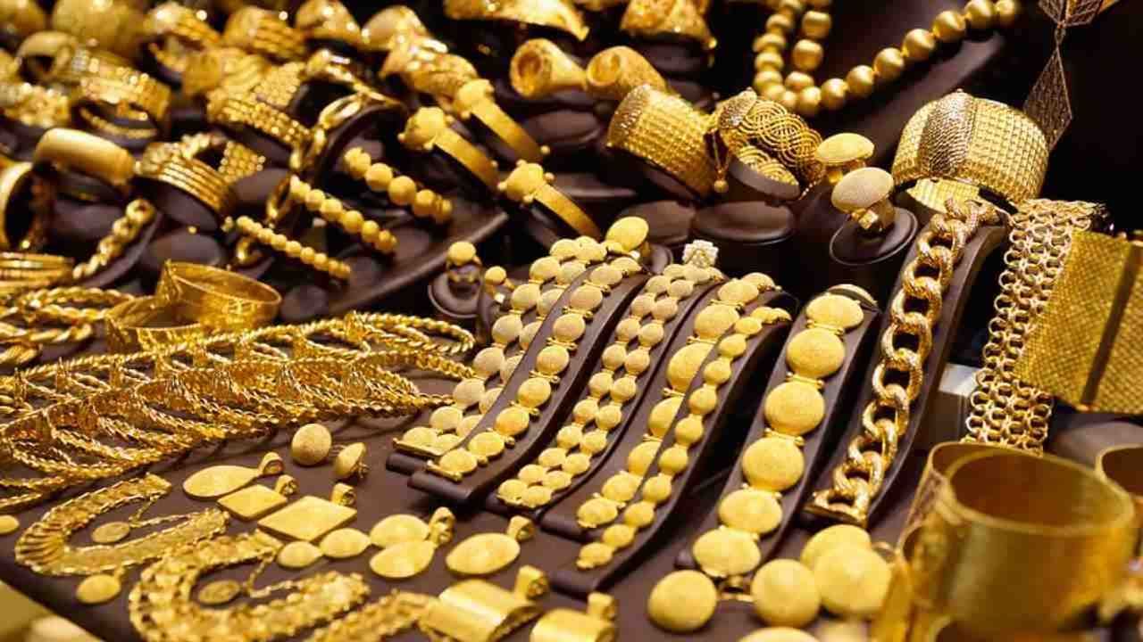 Gold Price: सोन्याचा भाव पुन्हा वधारला, चांदीत घसरण, जाणून घ्या आजचे दर