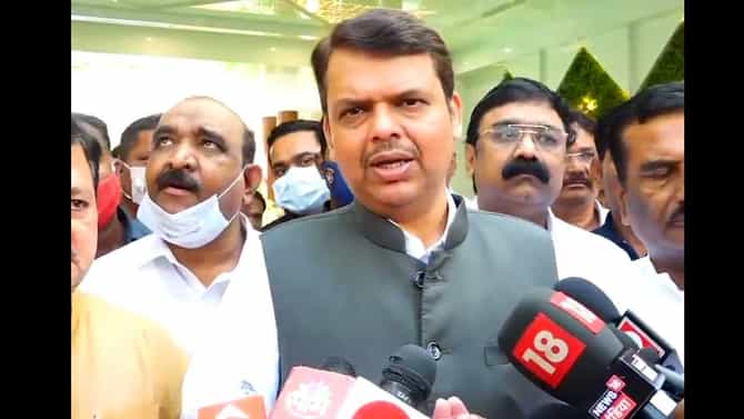 ऑफिसच्या एसीत बसून मोठे लीडर झाले, त्यांना शेतकऱ्यांचे अश्रू काय समजणार?, फडणवीसांनी राऊतांना डिवचलं