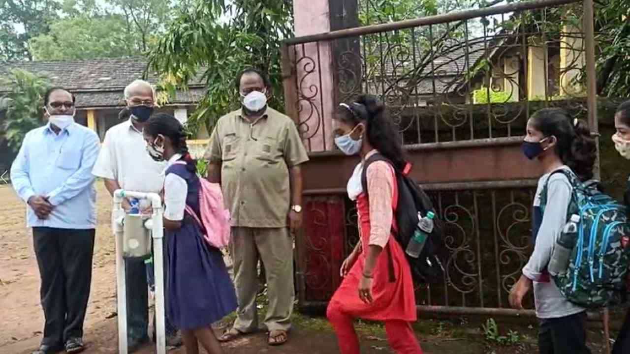 कोरोनाच्या वाढत्या प्रभावामुळे बंद झालेल्या शाळा तब्बल आजपासून सुरू झाल्या आहेत.
