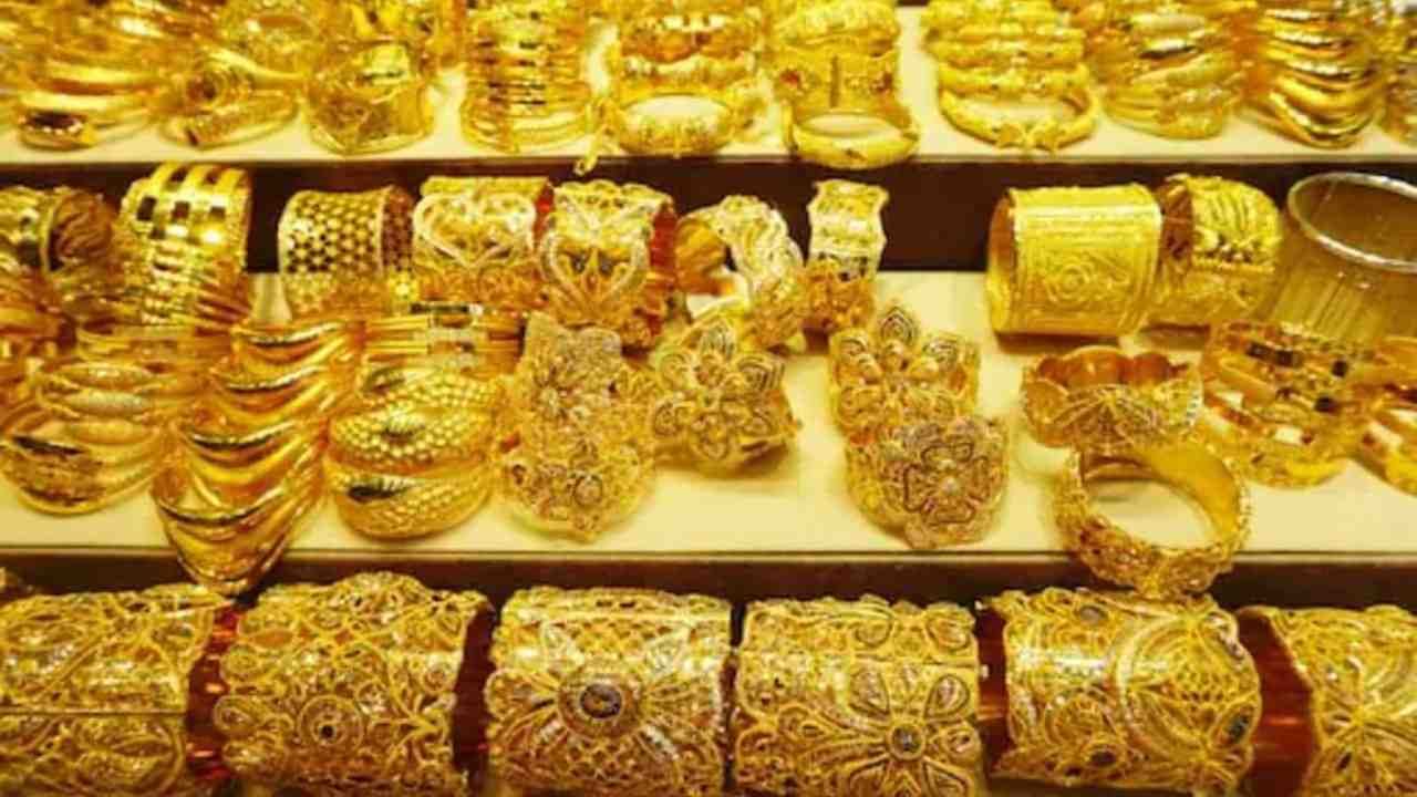 Gold Price: सोन्याच्या भावात किंचित घसरण, जाणून घ्या आजचा दर