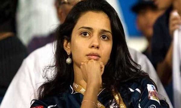 गायत्री रेड्डी (Gayatri Reddy) ही डेक्कन क्रॉनिकलचे (Deccan Chronicle) मालक टी वेंकटराम रेड्डी (T Venkatram Reddy) यांची मुलगी आहे, ज्यांच्याकडे आयपीएल टीम डेक्कन चार्जर्सची (Deccan Chargers) मालकी होती. आयपीएलच्या अनेक सामन्यांमध्ये ती स्टँडमध्ये दिसली होती. चाहत्यांना वाटायचे की ती दक्षिण भारतीय अभिनेत्री असावी. तिने खेळाडूंच्या लिलावातही भाग घेतला होता.