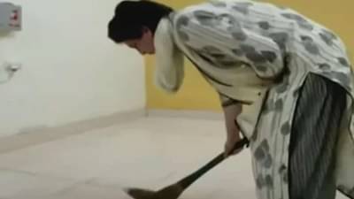 VIDEO: लखीमपूर हिंसा, हातात झाडू घेऊन गेस्ट हाऊसची साफसफाई; प्रियंका गांधींची गांधीगिरी