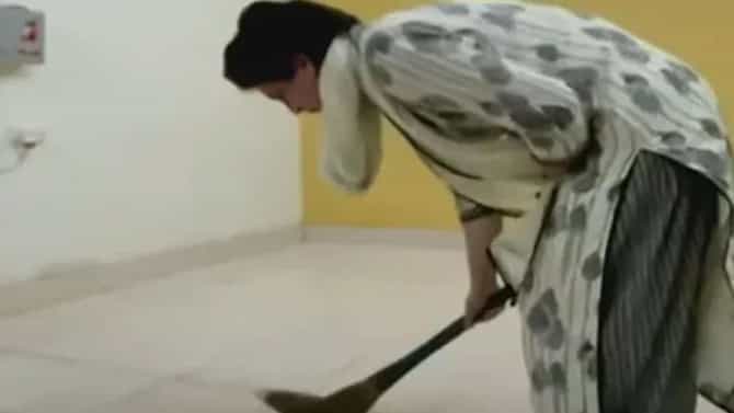 VIDEO: लखीमपूर हिंसा, हातात झाडू घेऊन गेस्ट हाऊसची साफसफाई; प्रियंका गांधींची गांधीगिरी