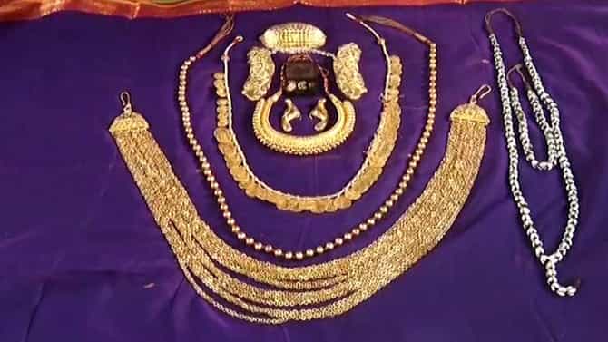PHOTO | कोल्हापूरच्या अंबाबाईच्या खास दागिन्यांची स्वच्छता, नवरात्रोत्सवाची तयारी अंतिम टप्प्यात