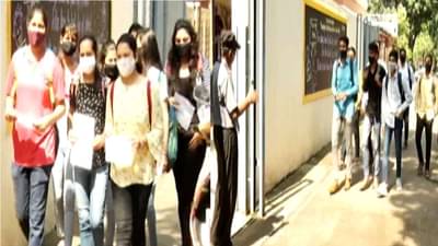 शिक्षण विभागाचा आदेश पुण्यातल्या शाळेकडून पायदळी, फी साठी विद्यार्थ्यांना बाहेर बसवलं, पालकांच्या आक्रमक पवित्र्यानंतर अखेर माघार