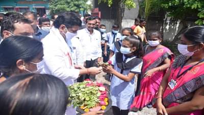 वेलकम बॅक टू स्कुल... धनंजय मुंडेंकडून शिक्षणोत्सवानिमित्त जिल्हा परिषद शाळेतील विद्यार्थ्यांचे स्वागत