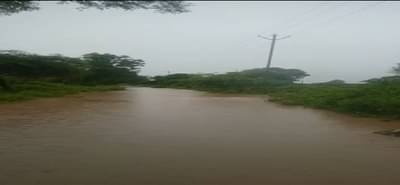 महावितरणच्या जिगरबाज कर्मचाऱ्यांनी कंबरेइतक्या पाण्यातून वाट काढत जळगावमध्ये वीजपुरवठा केला सुरळीत!