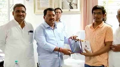 महाज्योतीकडून विद्यार्थ्यांना टॅबचं वितरण, जेईई नीट परीक्षेच्या तयारीमध्ये फायदा होणार