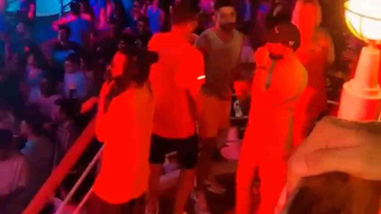 मुंबई-गोवा क्रूझवरील रेव्ह पार्टी प्रकरणात अभिनेता शाहरुख खानचा मुलगा आर्यन खानला एनसीबीने अटक केलं. या अटकेनंतर बॉलिवूड विश्वात चांगलीच खळबळ उडाली आहे. आता क्रूझवर झालेल्या या पार्टीचे काही इनसाईड फोटो समोर आले आहेत.