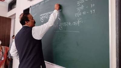 पुस्तकी ज्ञानासोबतच चिकित्सक वृत्तीलाही प्राधान्य द्या; जिल्हाधिकारी ‘सरां’नी घेतला विद्यार्थांचा क्लास