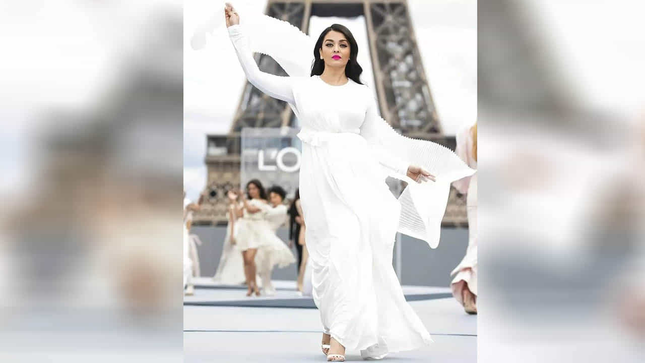 बॉलिवूड अभिनेत्री ऐश्वर्या राय-बच्चनला (Aishwarya Rai Bachchan) कोणत्याही वेगळ्या ओळखीची गरज नाही. तिने बॉलिवूडमध्ये अनेक हिट चित्रपट दिले आहेत. विशेष गोष्ट म्हणजे एक उत्तम अभिनेत्री असण्याबरोबरच ती एक उत्तम मॉडेल देखील आहे. जेव्हाही ती रॅम्प वॉकवर उतरते, तेव्हा फक्त मुलंच नाही तर मुलीही तिची शैली पाहून आश्चर्यचकित होतात. तिने 1994मध्ये 'मिस वर्ल्ड' चा किताब जिंकला होता.