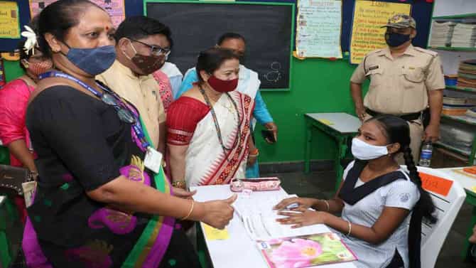 Mumbai School Reopen : महापौर किशोरी पेडणेकरांच्या उपस्थितीत मुंबईतील शाळा सुरु, नियमावली नेमकी काय?