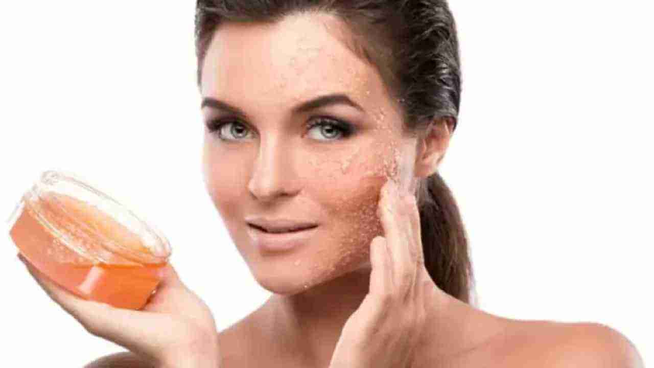 Skin Care Tips : त्वचेला चमकदार ठेवण्यासाठी या खास पध्दतीने साखरेचा वापर करा!
