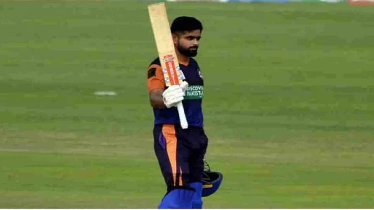 पाकिस्तान क्रिकेट संघाचा कर्णधार बाबर आजम (Babar Azam) पुन्हा एकदा चर्चेत आला आहे. त्याने T20 क्रिकेटचा बॉस ख्रिस गेल (Chris Gayle) याचा एक मोठा रेकॉर्ड तोडला आहे. T20 क्रिकेटमध्ये गेल सर्वात वेगवान फलंदाज असल्याचे कायम म्हटले जाते. पण आता बाबरने त्याच्या नावावर केलेल्या नव्या रेकॉर्डमुळे आता त्याला ही पदवी मिळाली आहे. बाबरने सर्वात जलदगतीने टी20 क्रिकेटमध्ये 7000 धावा पूर्ण केल्या आहेत. बाबरने ही कमाल पाकिस्तानात सुरु असलेल्या नॅशनल T20 कपमध्ये केली आहे. 