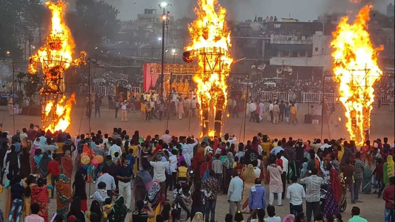 रावण दहन करा, पण प्रेक्षकांना बोलवू नका; नवरात्रौत्सवासाठी गृहविभागाकडून मार्गदर्शक सूचना जारी रावण दहन करा, पण प्रेक्षकांना बोलवू नका; नवरात्रौत्सवासाठी गृहविभागाकडून मार्गदर्शक सूचना जारी