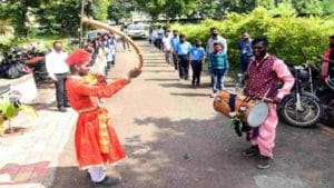 PHOTO: तुतारीच्या सुरांनी विद्यार्थ्यांचे स्वागत, औरंगाबाद शहरातील शाळा-शाळांत उत्साहाचे वातावरण