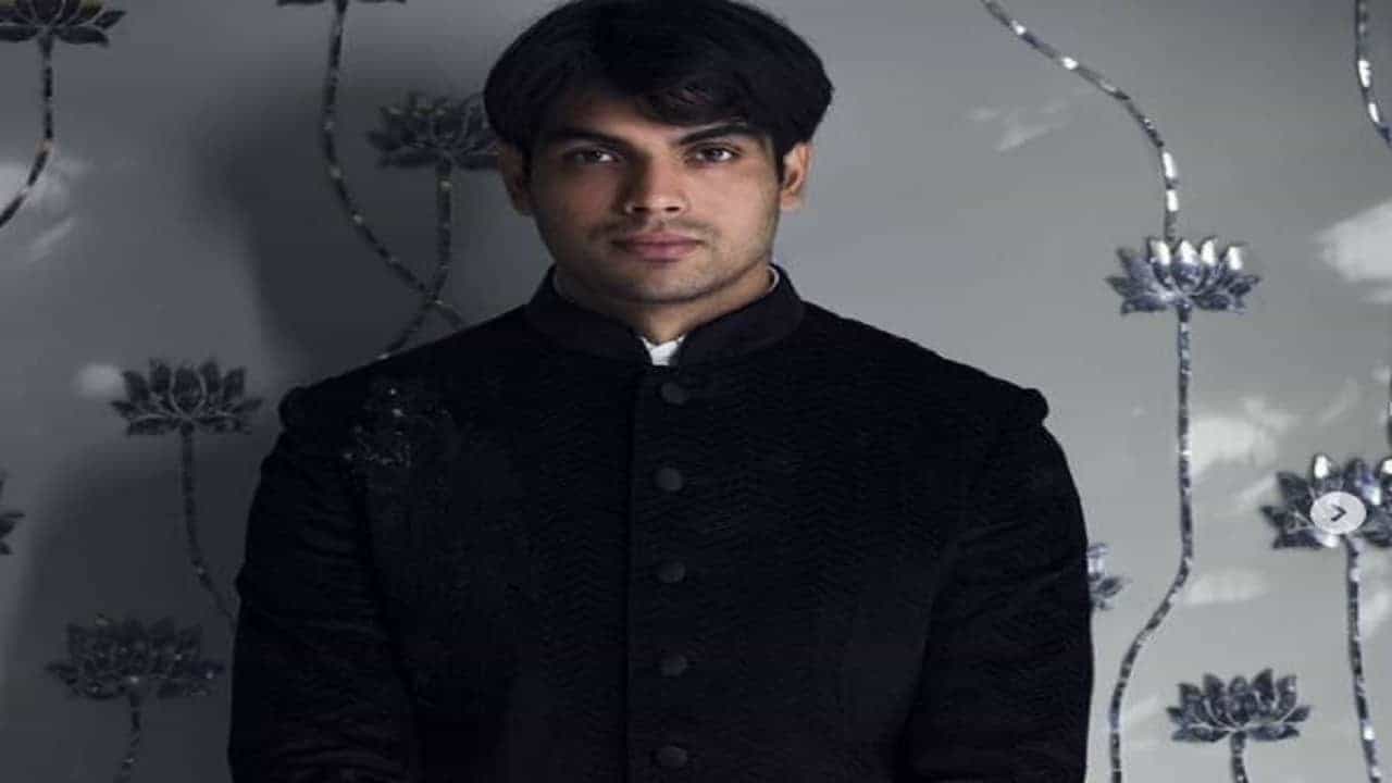 ऑगस्ट महिन्यात 7 तारखेला टोक्यो ओलिम्पिकमध्ये (Tokyo Olympics) भारताला पहिलं सुवर्णपदक मिळवून देत भालाफेकपटू नीरज चोप्राने (Neeraj Chopra) इतिहास रचला होता. आता या गोष्टीला घडून जवळपास दोन महिने लोटले. पण अजूनही नीरजची हवा कमी झालेली नाही. नीरजचे चाहते देशभरात आहेत. त्यात नीरजही आजकाल सोशल मीडियावर अॅक्टिव होऊ लागल्याने त्याच्या चाहत्यांमध्ये दिवसेंदिवस वाढ होत आहे.(फोटो सौैजन्य- नीरज चोप्रा इन्स्टाग्राम)