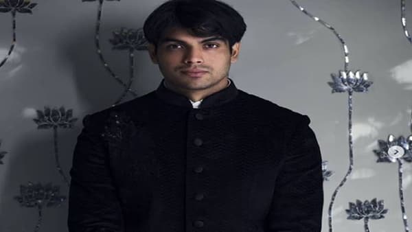 ऑगस्ट महिन्यात 7 तारखेला टोक्यो ओलिम्पिकमध्ये (Tokyo Olympics) भारताला पहिलं सुवर्णपदक मिळवून देत भालाफेकपटू नीरज चोप्राने (Neeraj Chopra) इतिहास रचला होता. आता या गोष्टीला घडून जवळपास दोन महिने लोटले. पण अजूनही नीरजची हवा कमी झालेली नाही. नीरजचे चाहते देशभरात आहेत. त्यात नीरजही आजकाल सोशल मीडियावर अॅक्टिव होऊ लागल्याने त्याच्या चाहत्यांमध्ये दिवसेंदिवस वाढ होत आहे.(फोटो सौैजन्य- नीरज चोप्रा इन्स्टाग्राम)